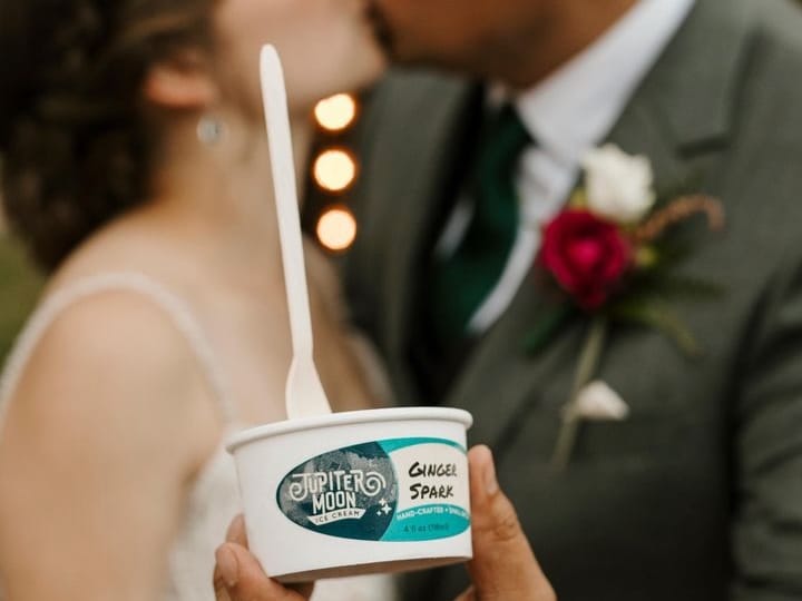 2025-05/wedding_novrolling.jpeg