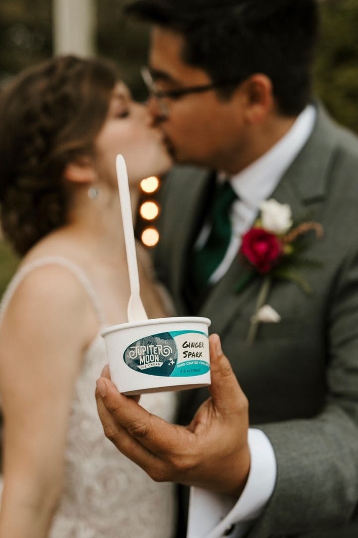2025-05/wedding_novrolling.jpeg