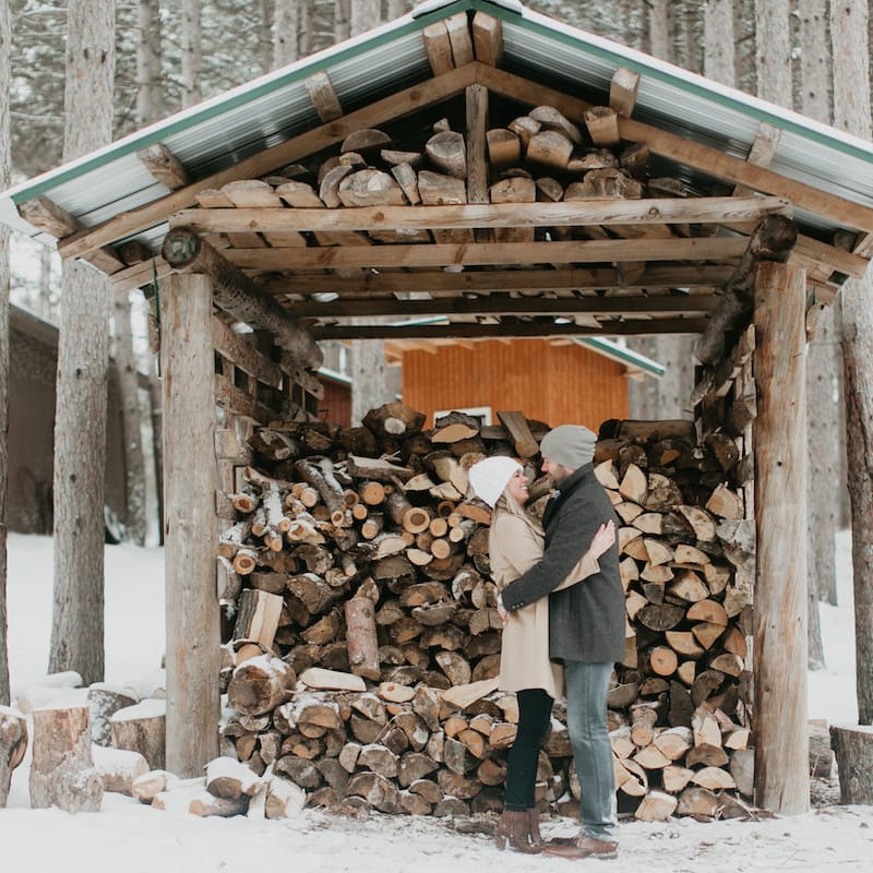 field/sandbox_mnbride_com_239elwb01_blackmesh_com/2021/image/couple_laughing_and_embracing_at_tree_farm.jpeg