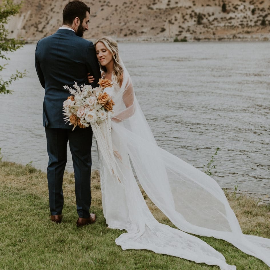 field/seattlebridemag_com_239elwb01_blackmesh_com/2021/image/2021-06-25_0014.jpg