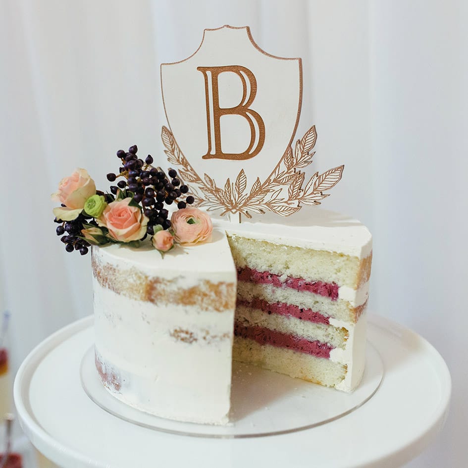 field/seattlebridemagcom239elwb01blackmeshcom/2018/image/DelphineCrestCakeTopper.jpg